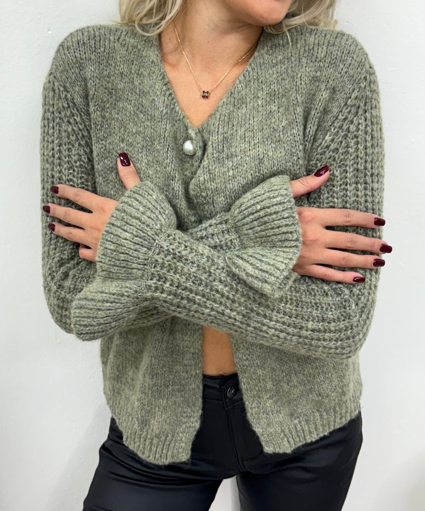 Cardigan con bottone e maniche fru-fru