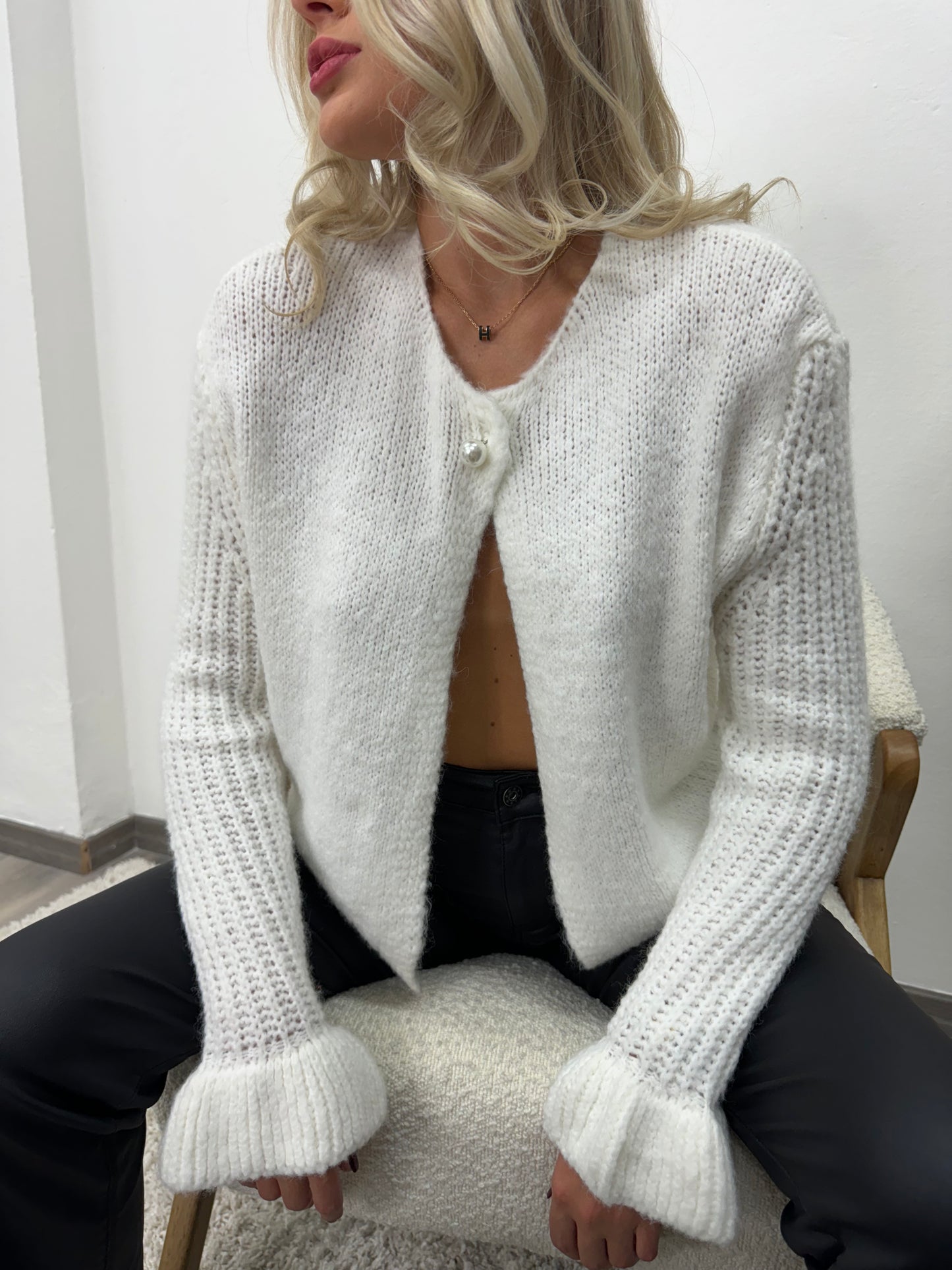 Cardigan con bottone e maniche fru-fru