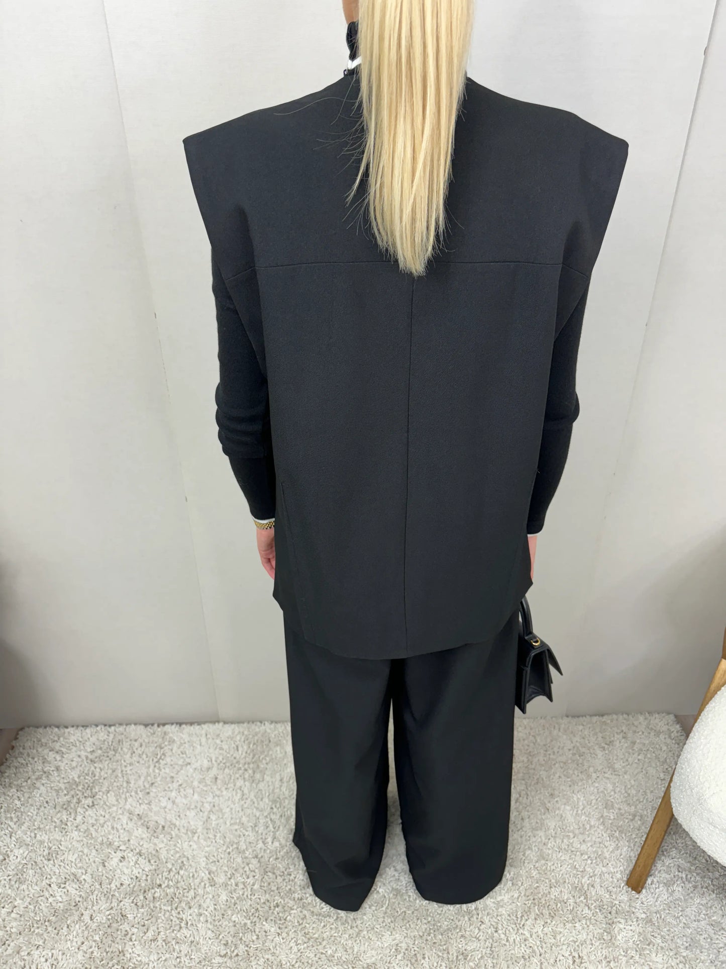 Coordinato smanicato oversize con pantalone a vita alta